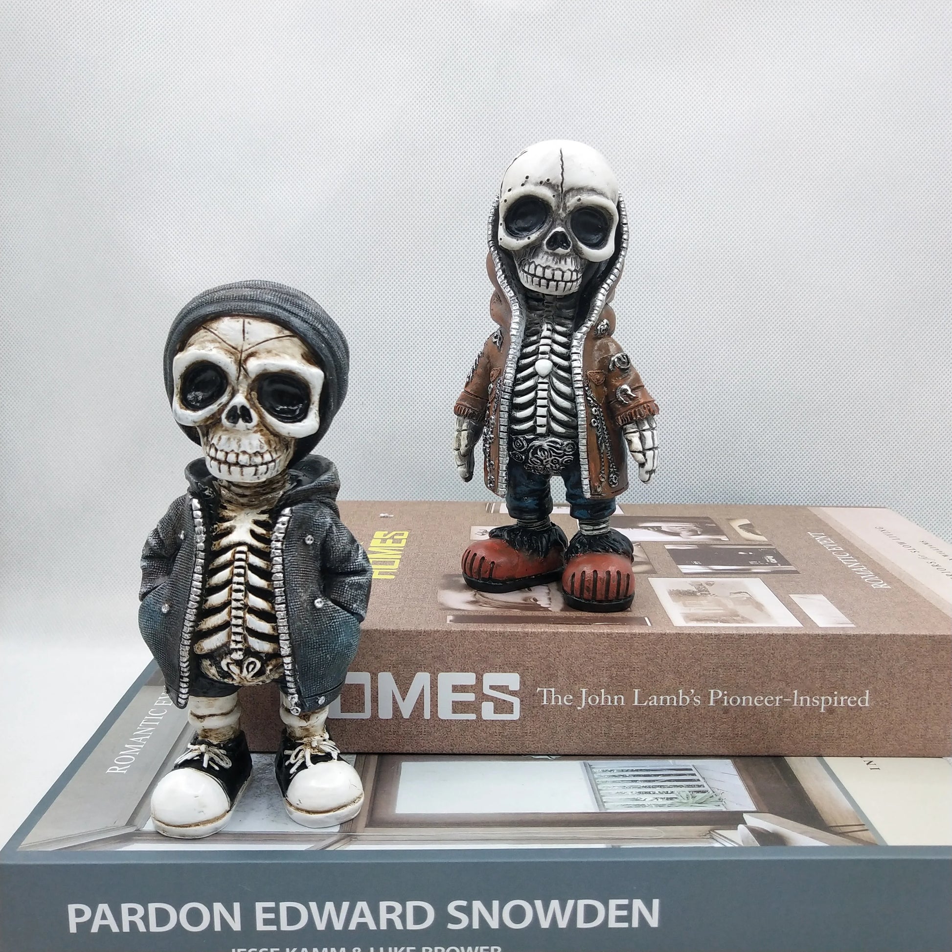 Resin Skeleton Figurine – Miniature Skull Statue Halloween Decoration