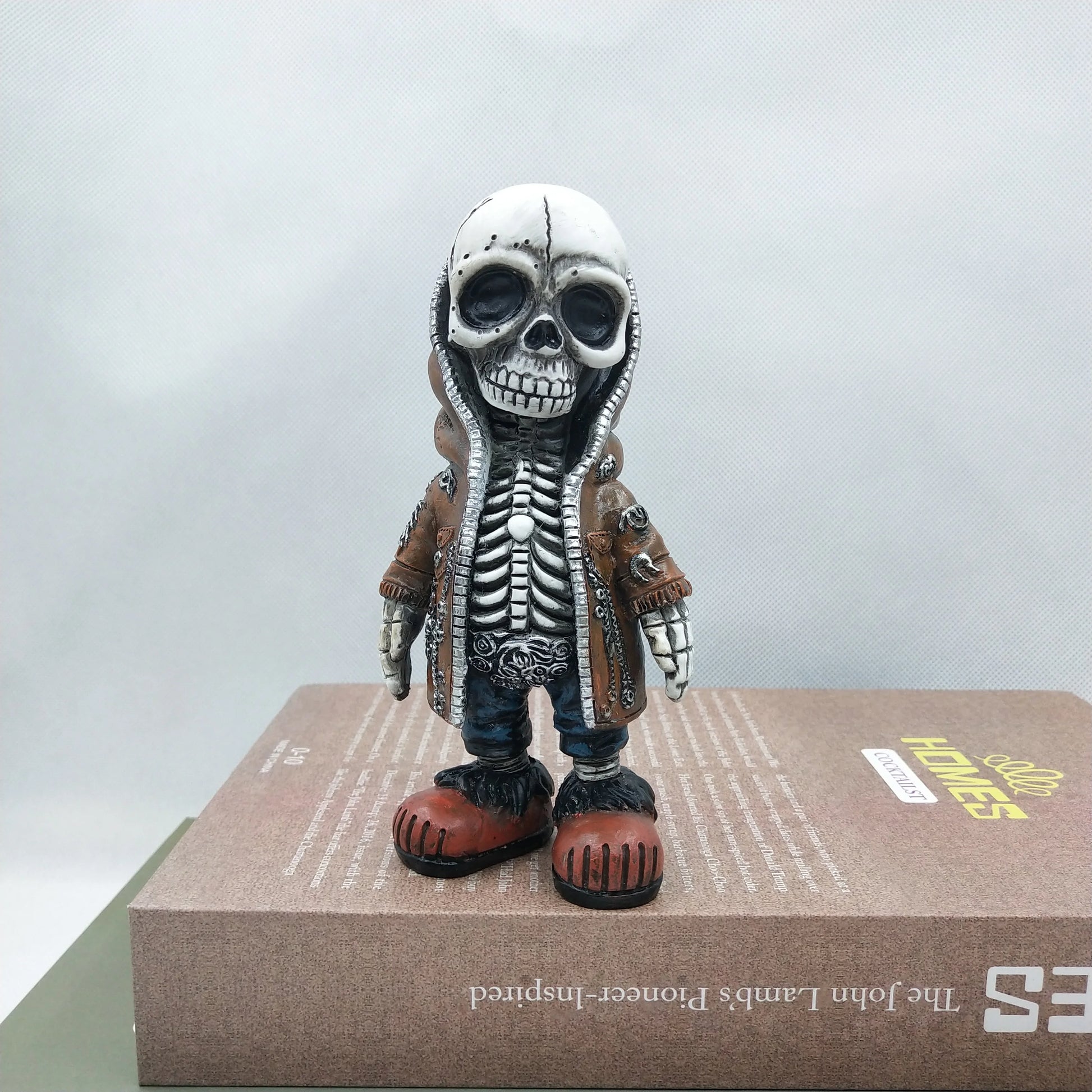 Resin Skeleton Figurine – Miniature Skull Statue Halloween Decoration