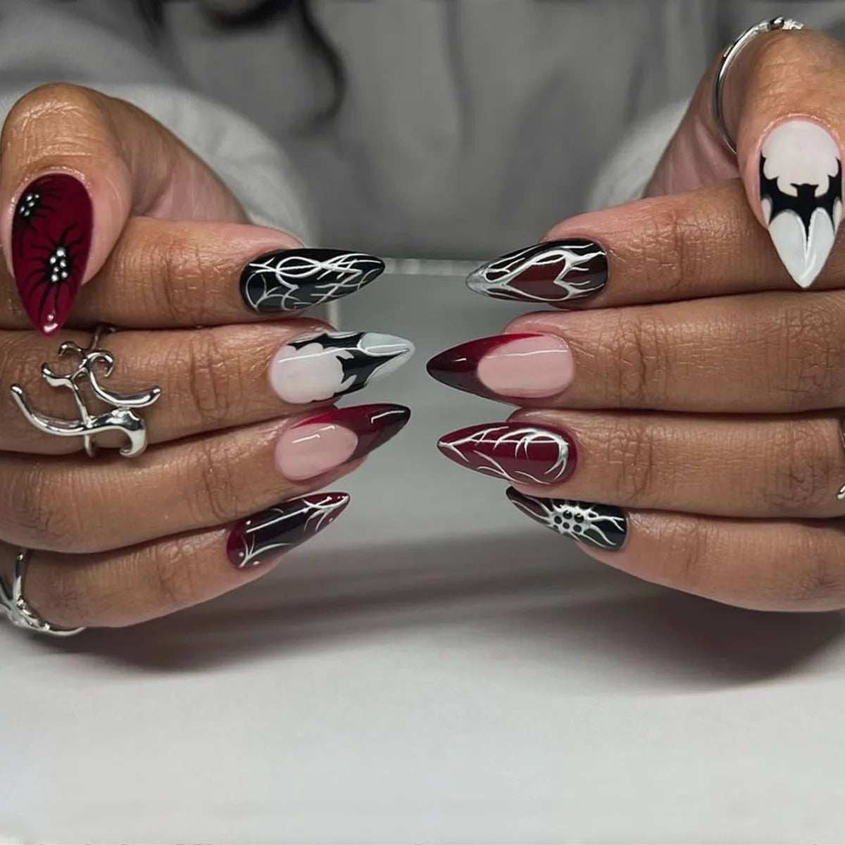 24pcs Silver Spider Design Press-On Nails – Gothic Punk Almond Shaped Halloween False Nail Tips