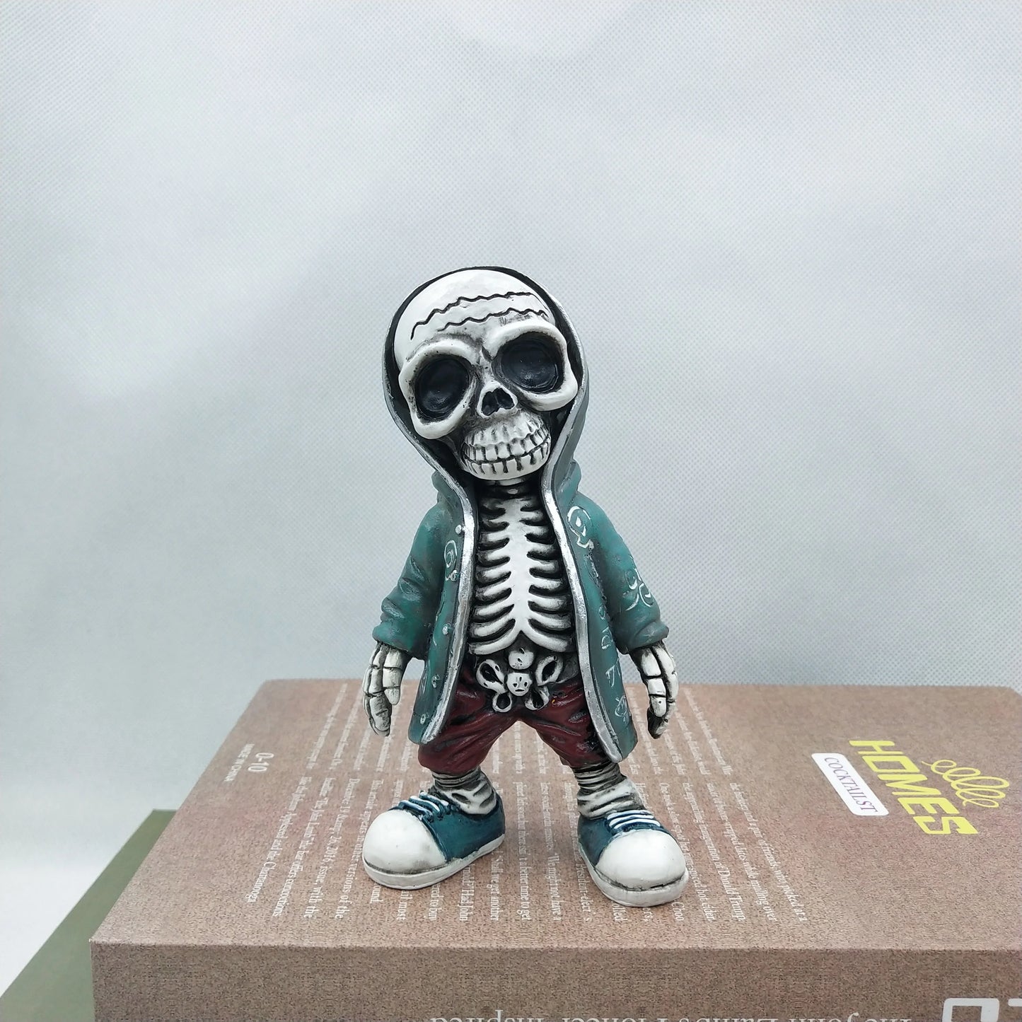 Resin Skeleton Figurine – Miniature Skull Statue Halloween Decoration