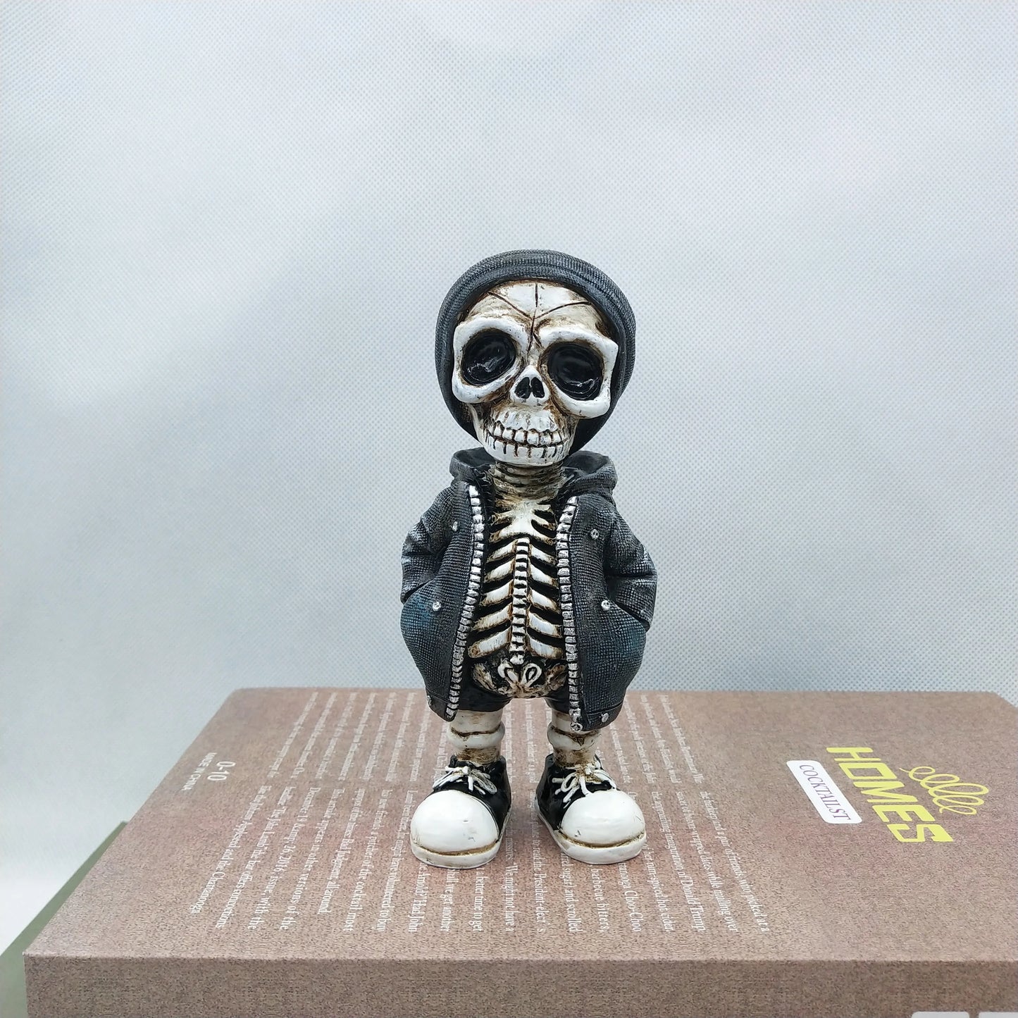 Resin Skeleton Figurine – Miniature Skull Statue Halloween Decoration