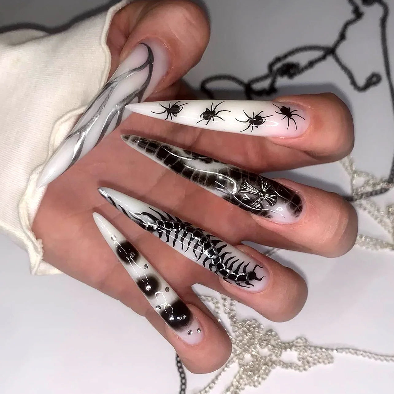 24pcs Silver Spider Design Press-On Nails – Gothic Punk Almond Shaped Halloween False Nail Tips