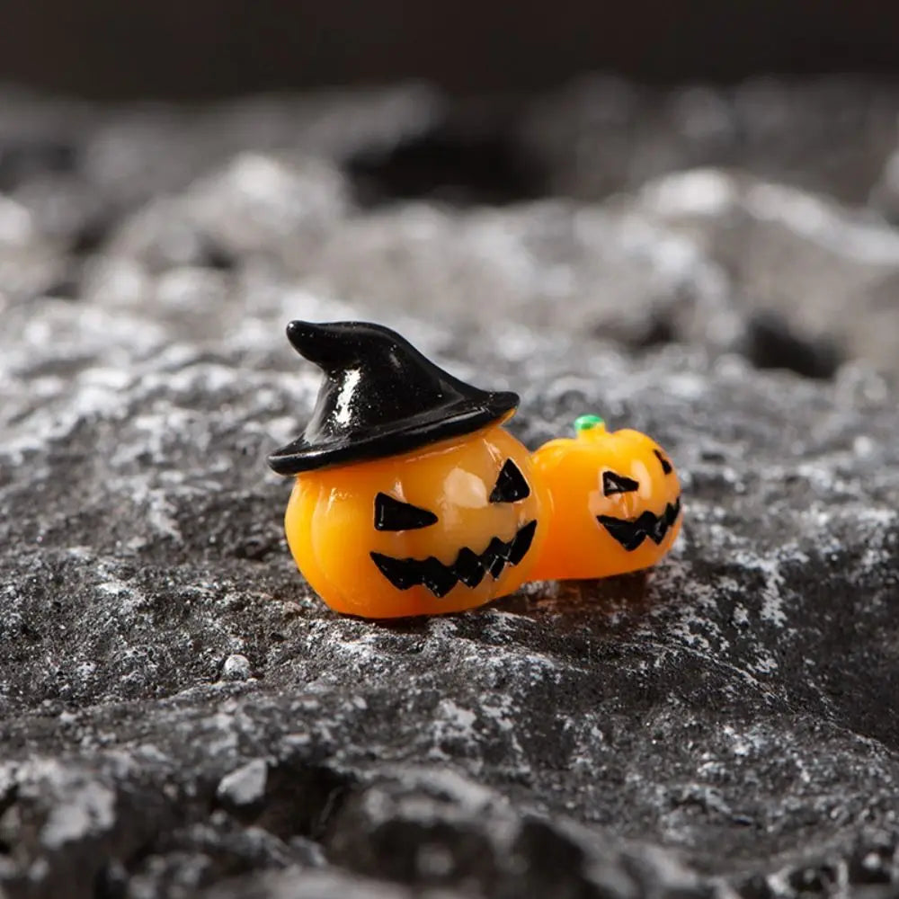 Cartoon Halloween Pumpkin Skeleton Figurines – 3D Mummy, Skull, Ghost & Mini Ornaments