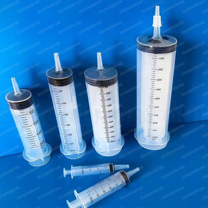 Plastic Syringe, Available in Capacities of 1000ml, 550ml, 350ml, 200ml, 100ml, 60ml, 20ml, 10ml, Suitable for Laboratory Dispensing, Dispensing Glue, Watering, and Veterinary Use - Urbizia