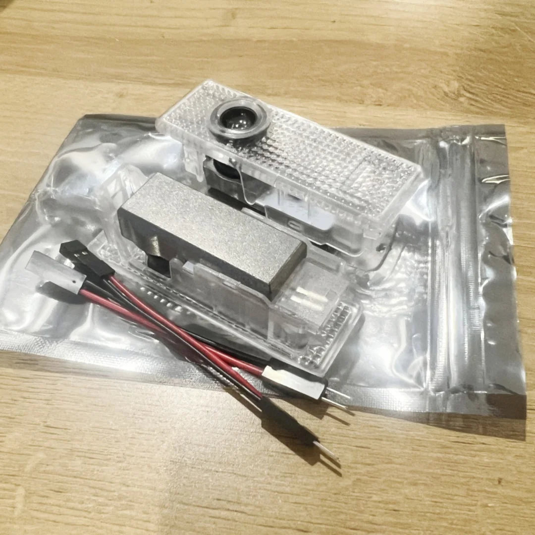 2/4pcs The car LED welcome light is suitable for BMW 2 Series F22F23F44F45F46 14-23 /4 Series F32F33613-23 projection lamp.