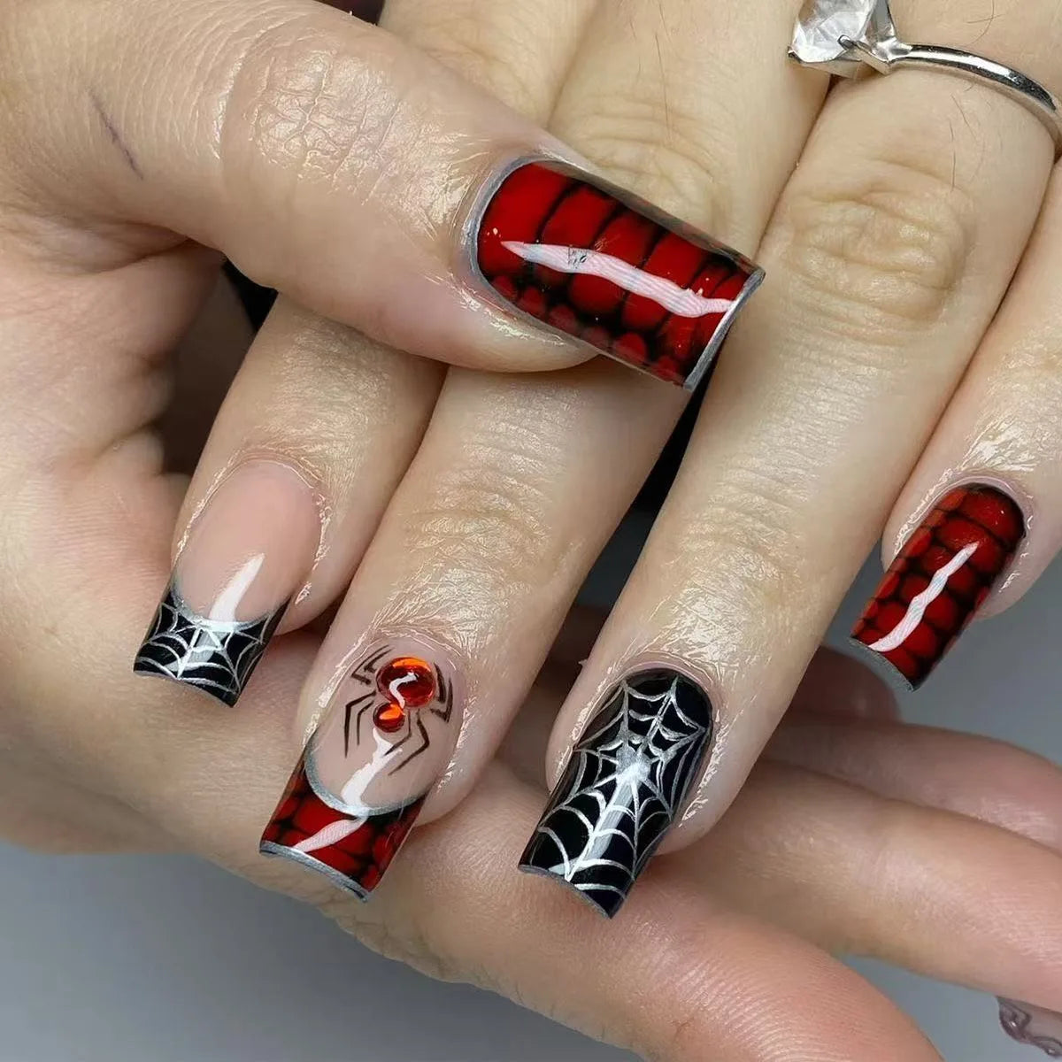 24pcs Silver Spider Design Press-On Nails – Gothic Punk Almond Shaped Halloween False Nail Tips