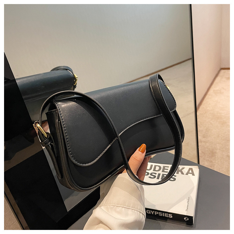 Simple Magnetic Buckle Shoulder Bag
